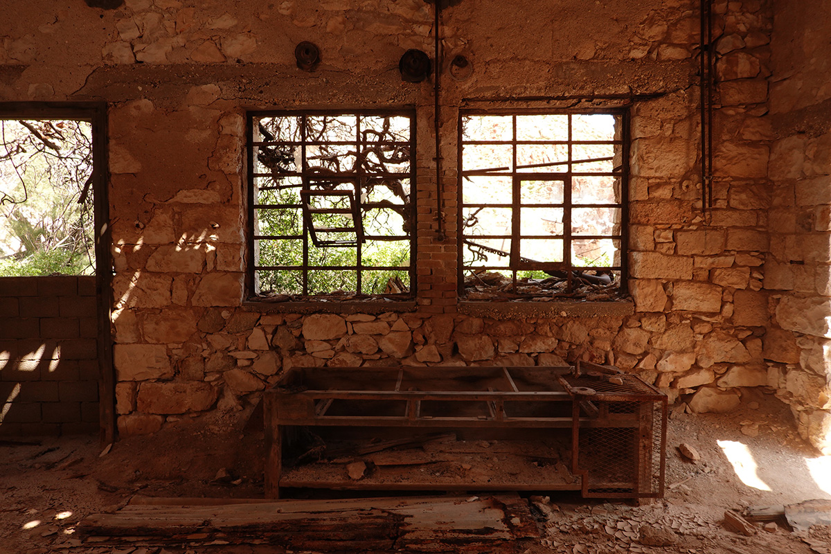 Visite des anciennes mines de souffre Palliomera sur l'île Milos en Grèce