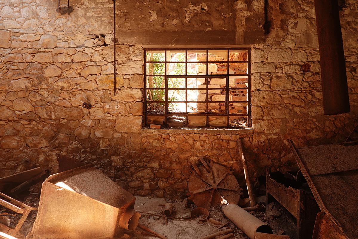 Visite des anciennes mines de souffre Palliomera sur l'île Milos en Grèce