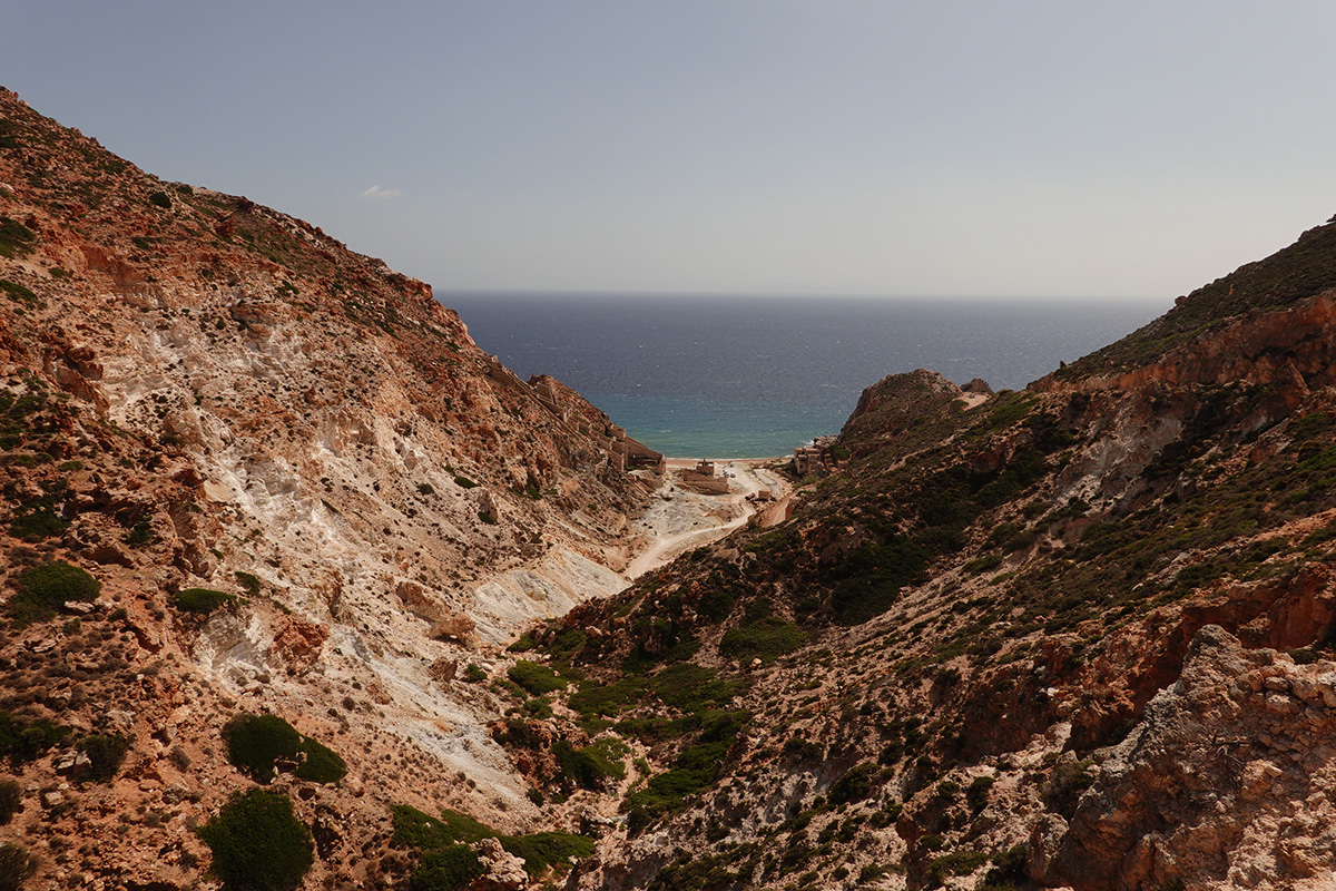 Visite des anciennes mines de souffre Palliomera sur l'île Milos en Grèce