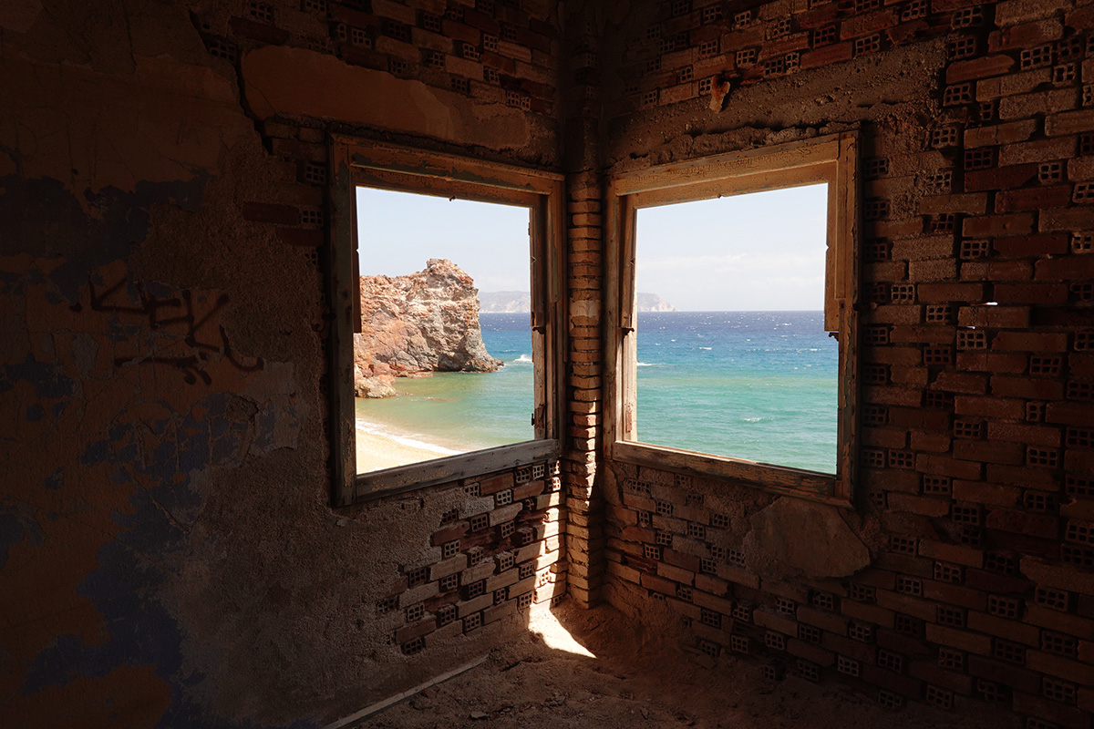 Visite des anciennes mines de souffre Palliomera sur l'île Milos en Grèce