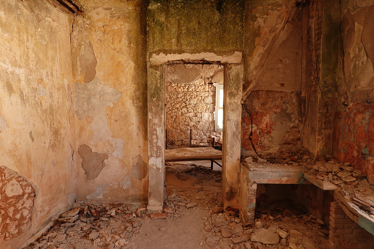 Visite des anciennes mines de souffre Palliomera sur l'île Milos en Grèce