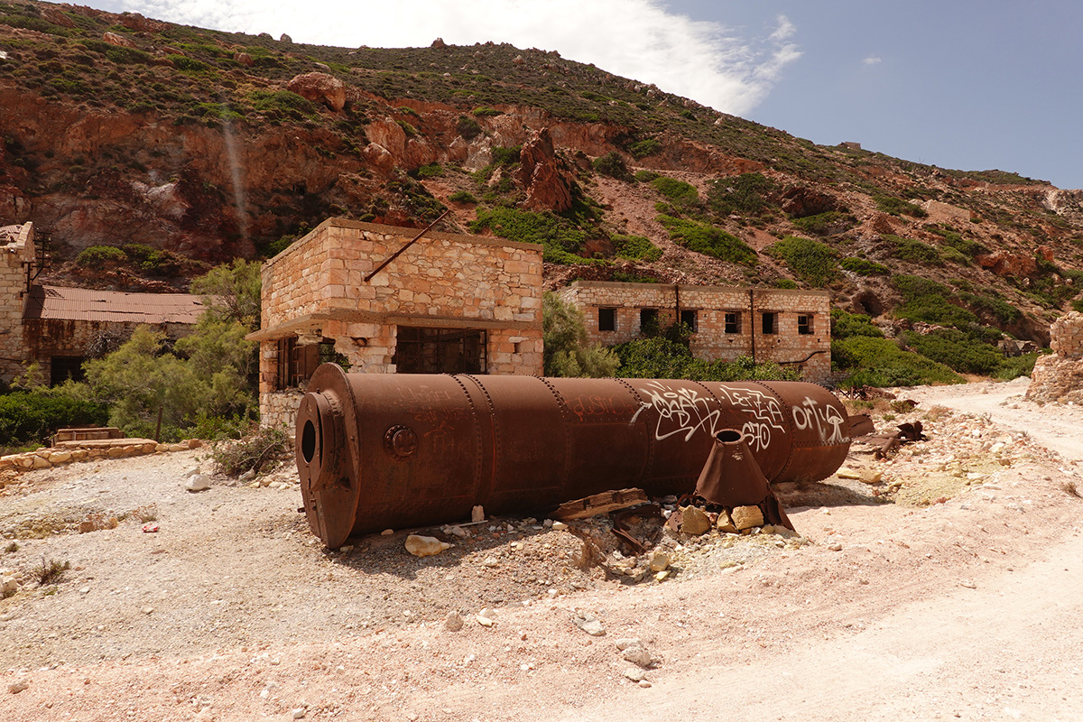 Visite des anciennes mines de souffre Palliomera sur l'île Milos en Grèce