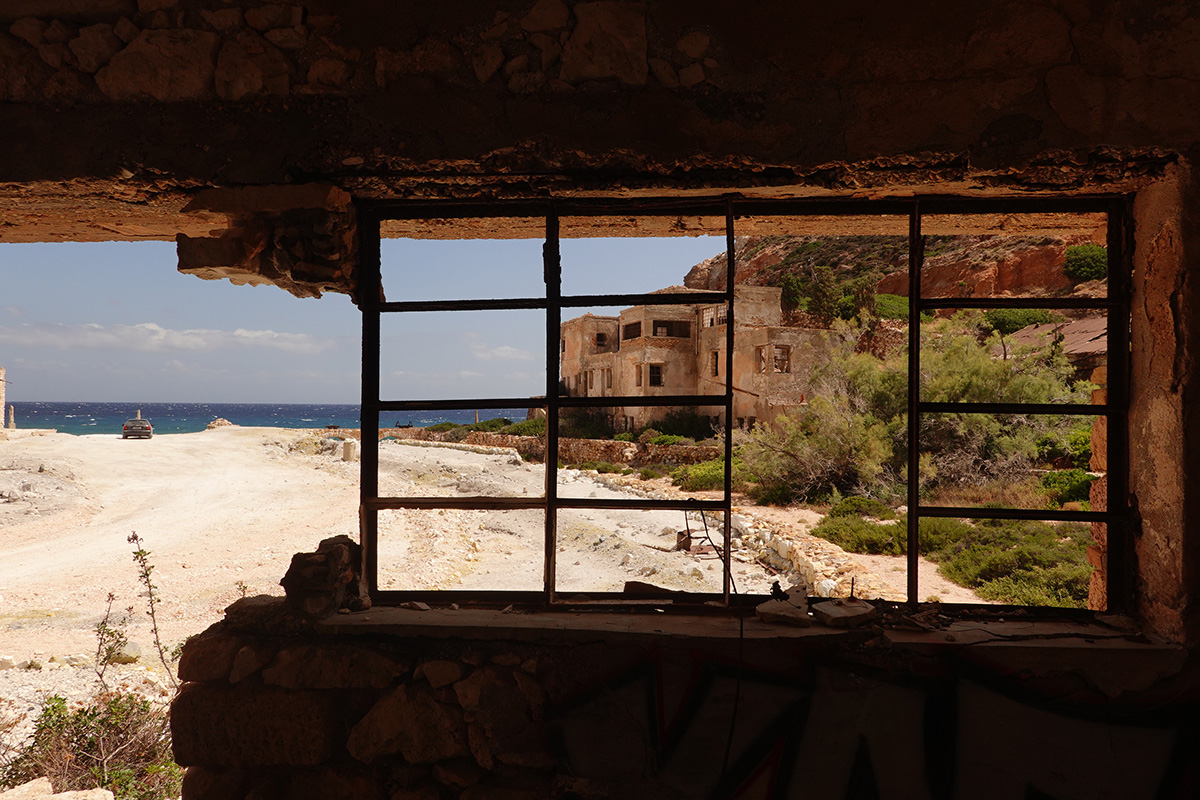 Visite des anciennes mines de souffre Palliomera sur l'île Milos en Grèce