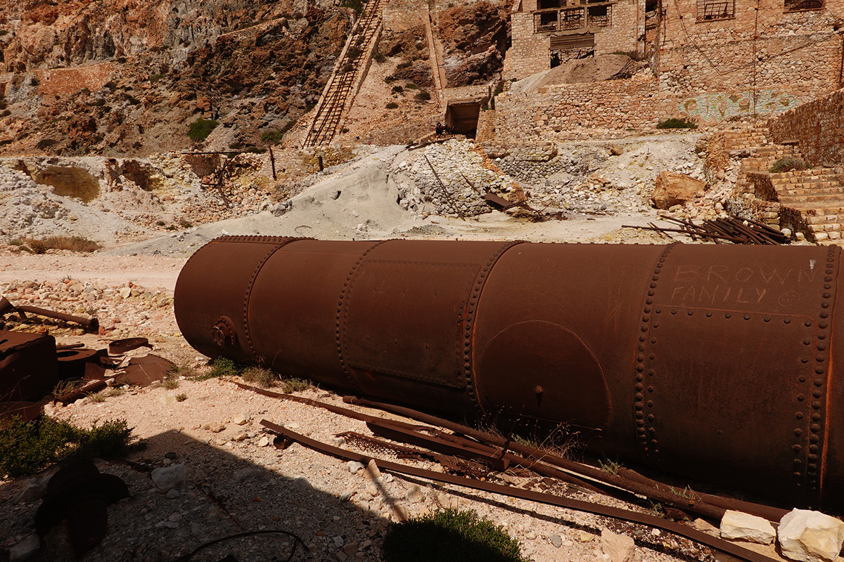 Visite des anciennes mines de souffre Palliomera sur l'île Milos en Grèce